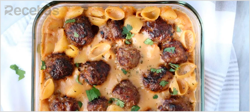 Cazuela de Albóndigas Suecas con Fideos